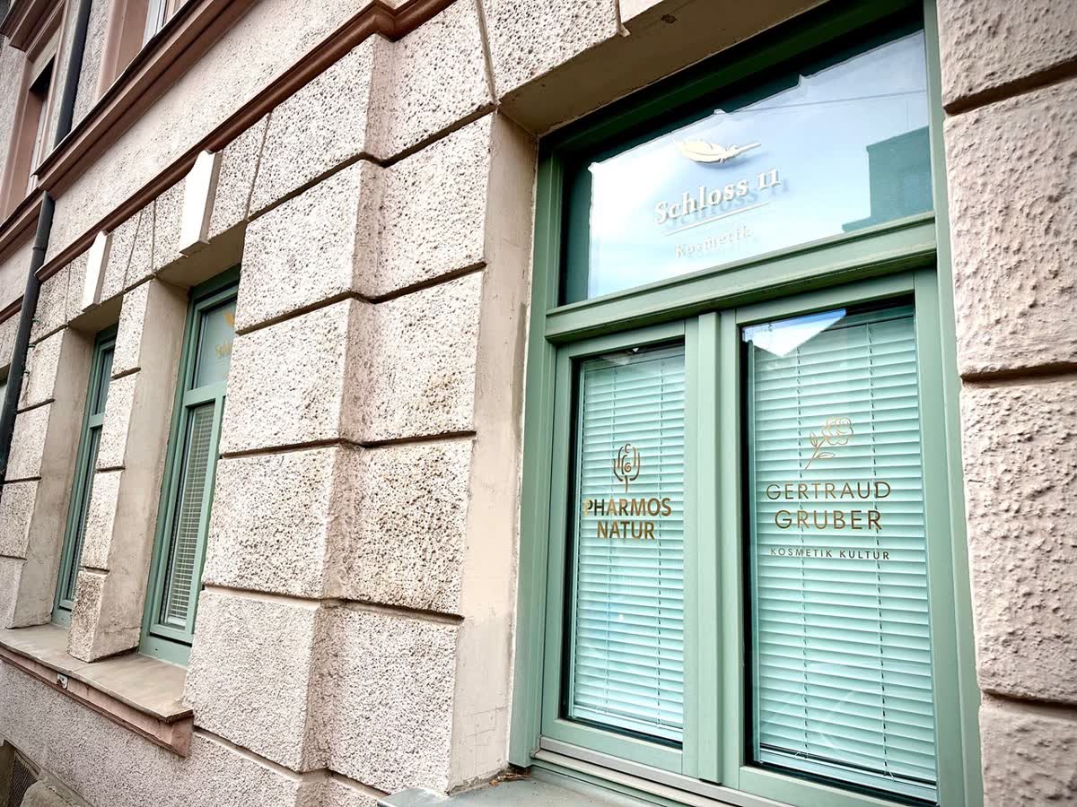 Eingang mit Logo im Schaufenster, direkt am Max-Weber-Platz