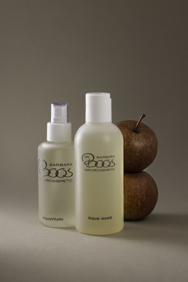 AquaVitalis und Aqua aceti von Dr. Barbara Boos, daneben zwei Äpfel