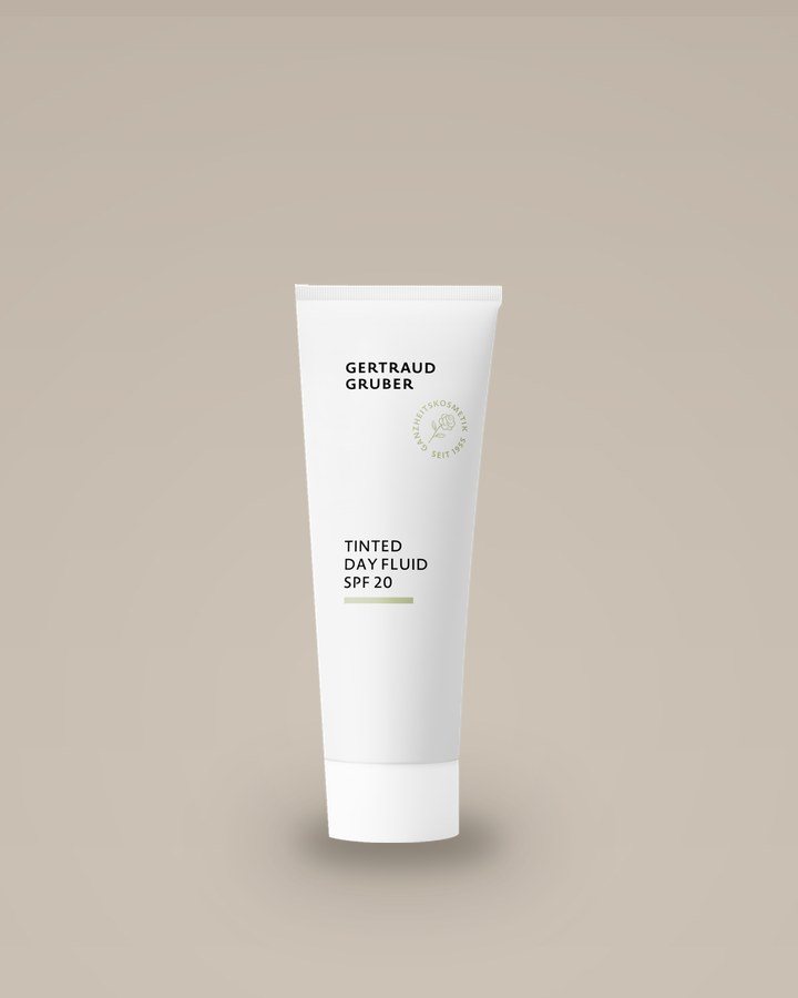 Tinted Day Fluid SPF 20 von Gertraud Gruber, weiße Tube