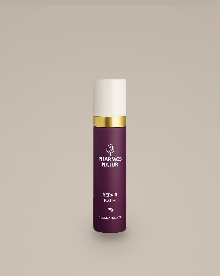 Repair Balm von PHARMOS NATUR, beerenfarbene Flasche mit Goldring